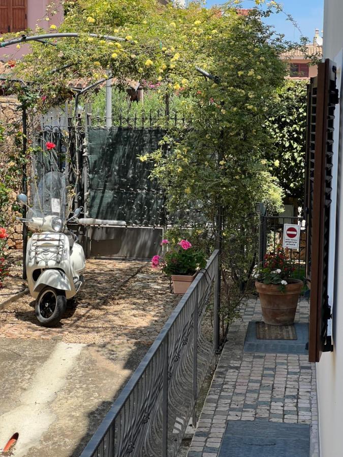 Ferienwohnung L'Essenziale Pula Exterior foto