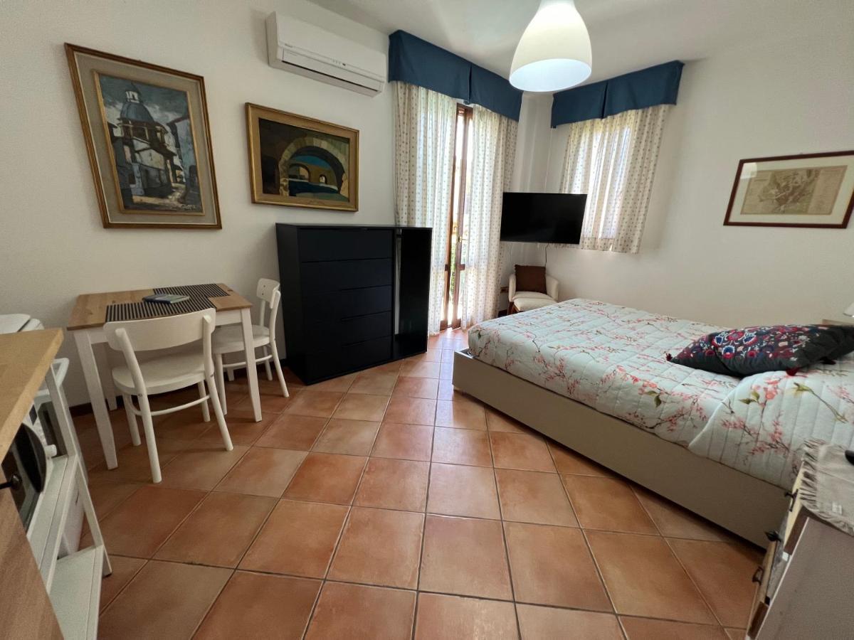 Ferienwohnung L'Essenziale Pula Exterior foto